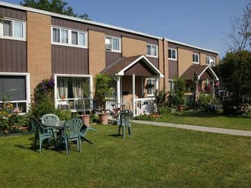 Apartments for Rent in Kingston -  Parkway Court Townhouses - CanadaRentalGuide.com