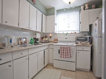 Apartments for Rent in Burlington -  Pine Terrace Apartments - CanadaRentalGuide.com